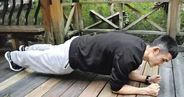 篮球老将如何通过瑜伽提升柔韧性_1